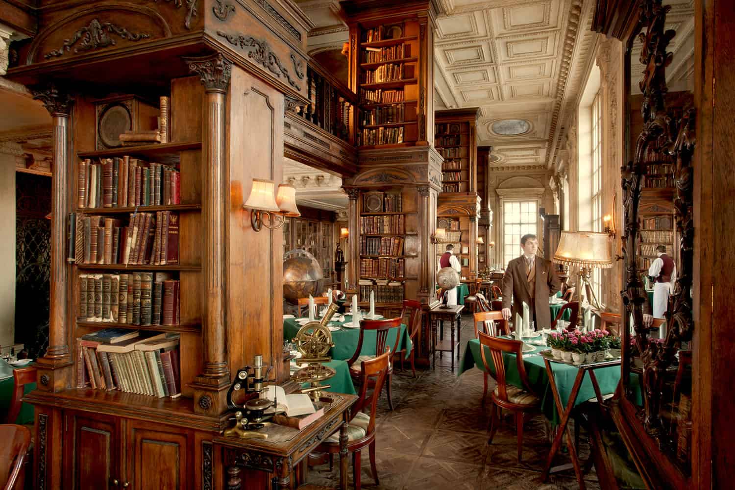 Já imaginou jantar dentro de uma biblioteca fascinante? Em Moscou isso é possível!