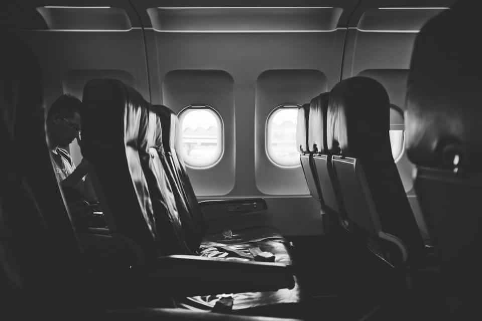 Qual é a melhor poltrona do avião para viajar? Confira as dicas para se dar bem