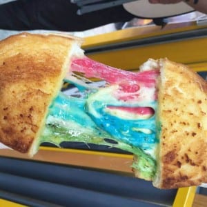 Queijo com as cores do arco-íris é a nova sensação de Hong Kong