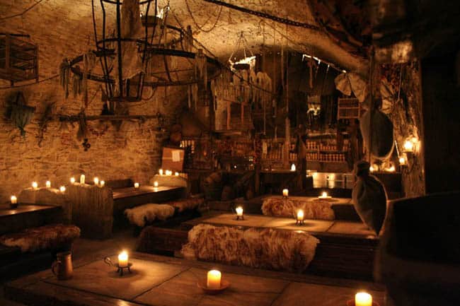 Que tal jantar numa taberna medieval em Praga?