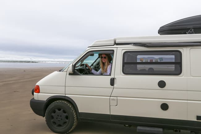 A bordo de uma van, jovem norte americana prova que é possível ser uma viajante solo