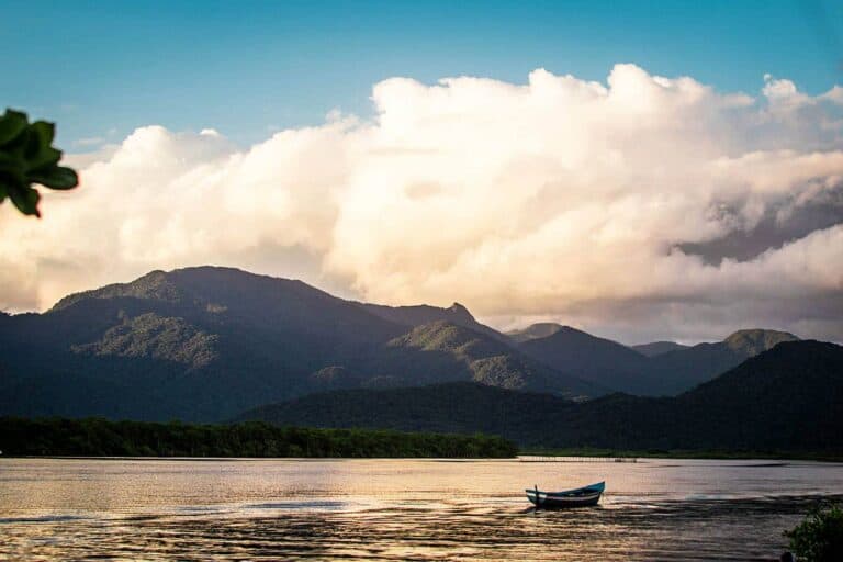 Sem energia elétrica, Ilha do Cardoso tem praias desertas e muito sossego em São Paulo