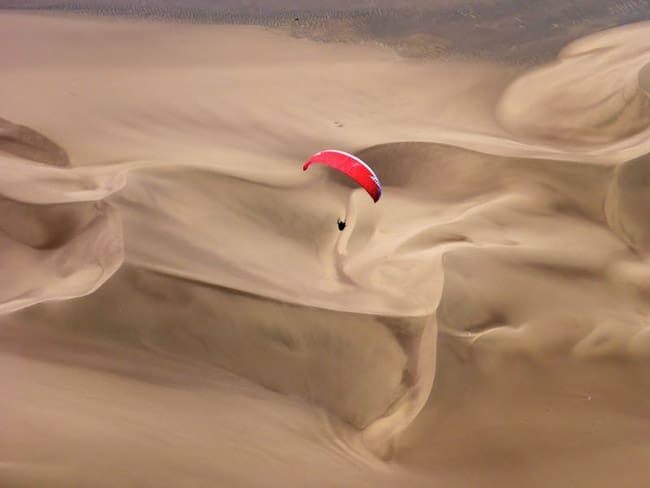 Em Iquique, paragliders se divertem na maior duna do Chile e voam a partir do chão 