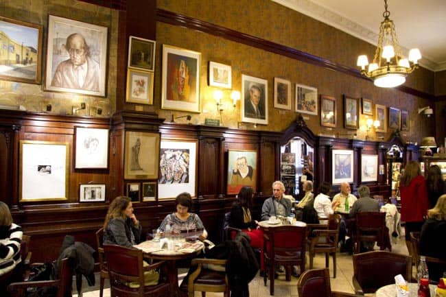 Fundado em 1858, Café Tortoni é parada obrigatória em Buenos Aires