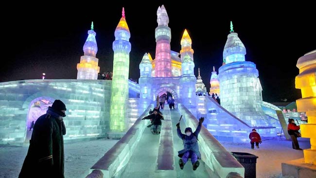 Esculturas gigantes e iluminadas marcam o Festival de Gelo e Neve em Harbin, na China