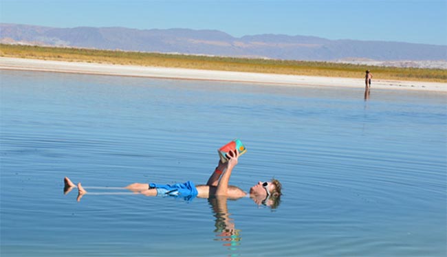 Com paisagem surreal no Chile, a Laguna Cejar não deixa ninguém afundar