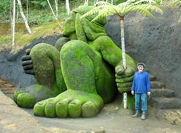 Jardim do Nêgo, em Nova Friburgo, tem esculturas gigantes feitas em barrancos
