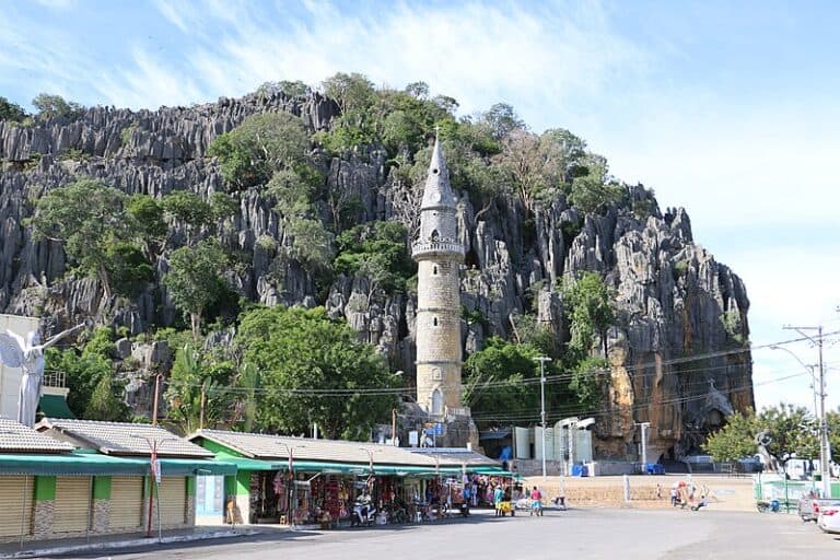 Gruta descoberta no século 17 abriga o Santuário Bom Jesus da Lapa na Bahia