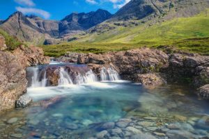 Com águas cristalinas, Piscinas das Fadas atrai fotógrafos e aventureiros para a Escócia