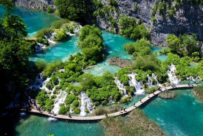 Descubra o fabuloso parque dos Lagos Plitvice, na Croácia