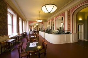 7 cafés históricos imperdíveis em Praga