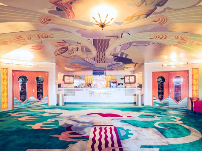 Descubra os cinemas Art Déco da Califórnia, verdadeiros tesouros arquitetônicos