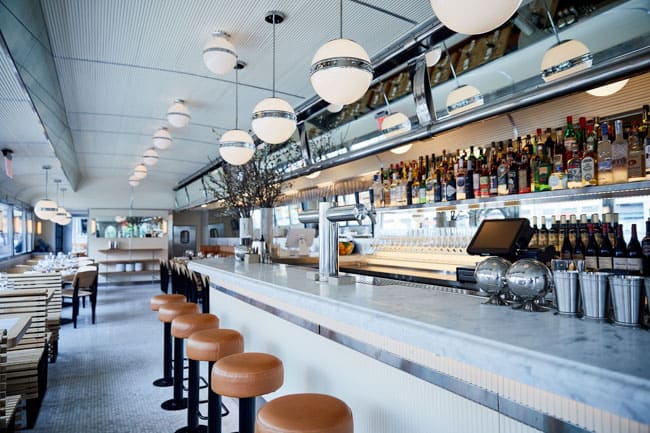 Aberto em 1946, restaurante Empire State Diner resiste e se renova em Nova York