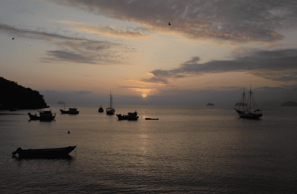 10 vilas caiçaras para visitar no Brasil e se encantar