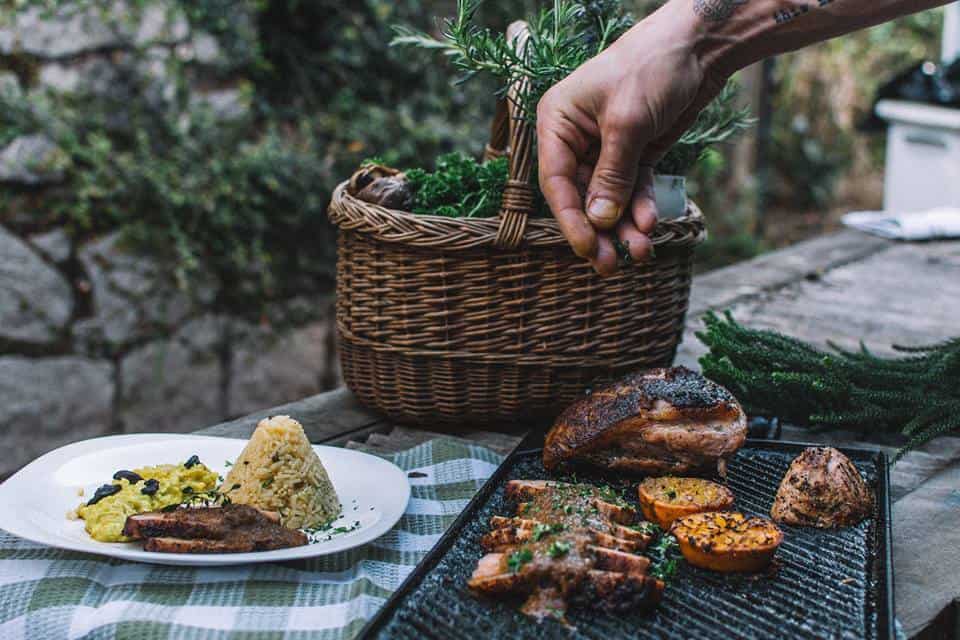 Numa casa em Itaipava, La Mesa Gastro Lar serve refeições caseiras para comer sem pressa