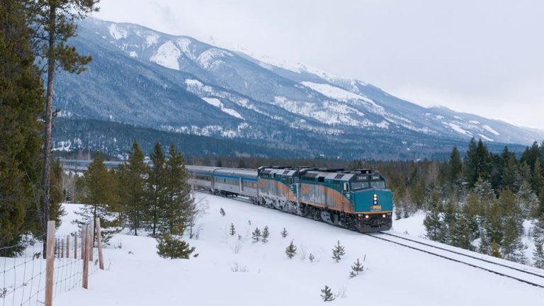 Passeio de trem oferece cabine panorâmica para ver as luzes da aurora boreal