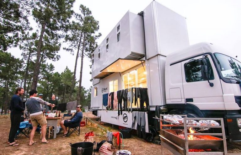Casal surfista cria hotel itinerante num caminhão que viaja entre Portugal e Marrocos