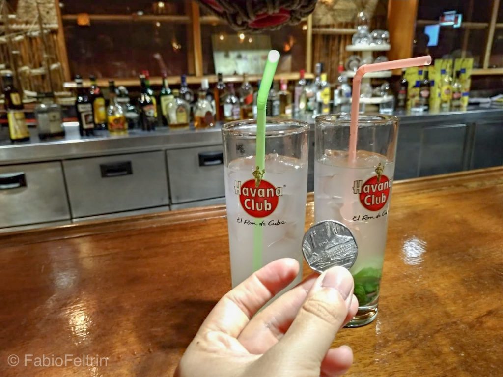 Bar El Polinésio tem drinks a 1 dólar no happy hour em Havana