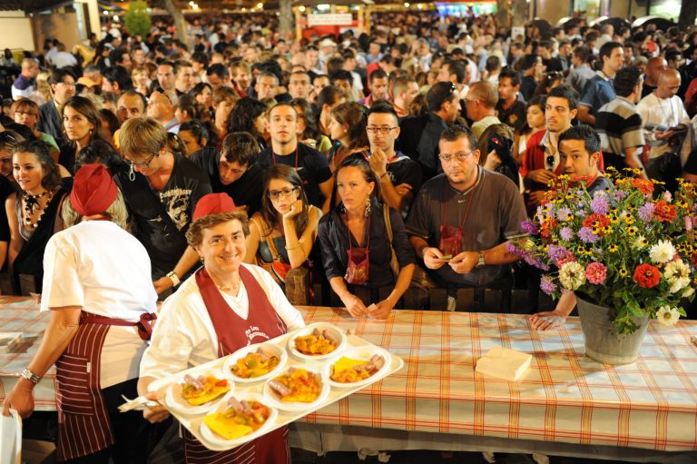 Festival delle Sagre Astigiane na Itália tem refil de vinho e comida típica de Piemonte