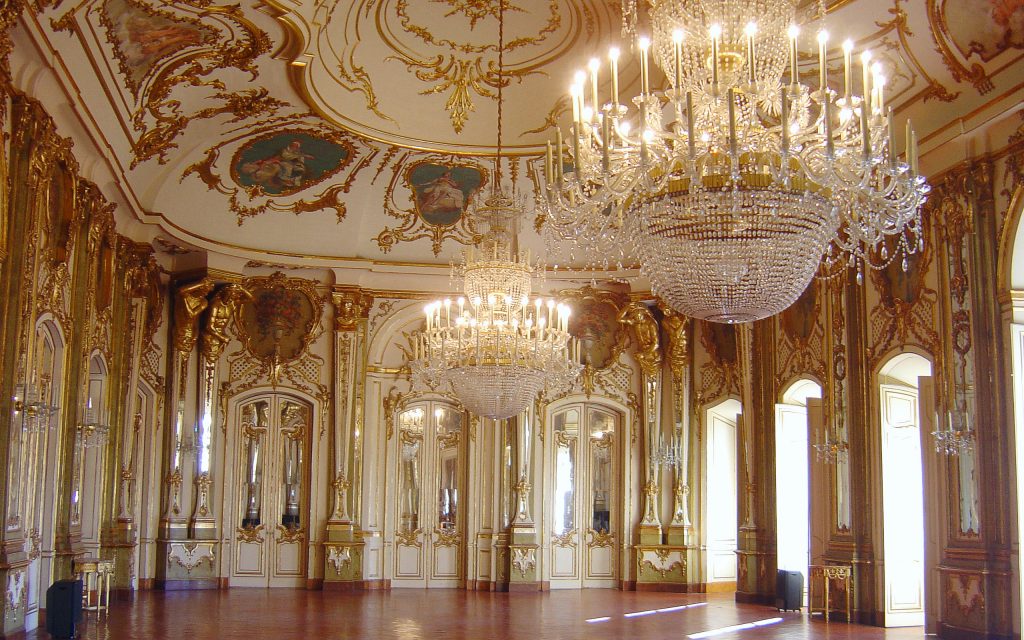 Encante-se com o Palácio de Queluz, antiga casa de veraneio da família de D. Pedro em Portugal