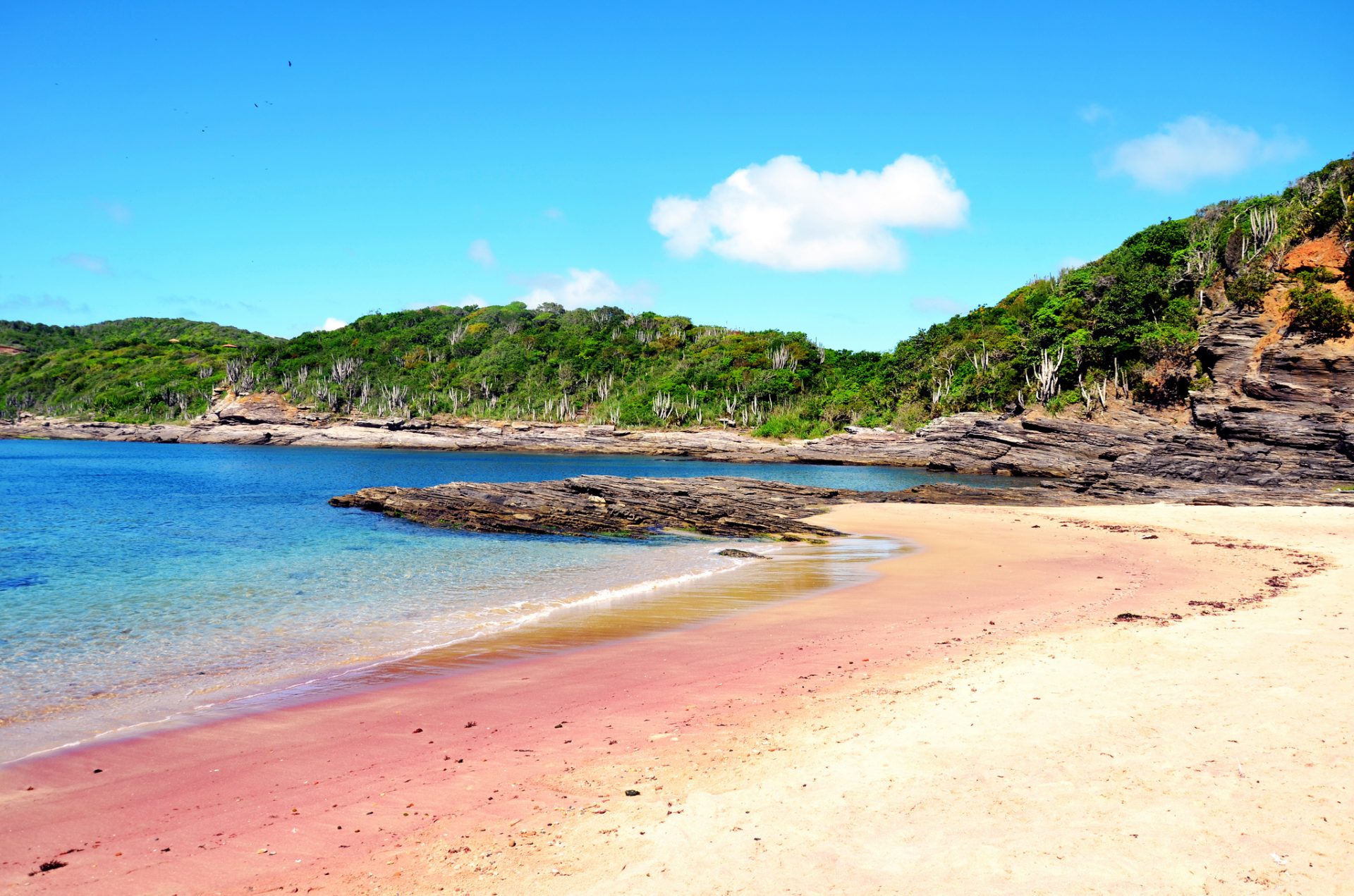 Mar azul e areia vermelha formam a paisagem exótica da Praia do Forno, em  Búzios