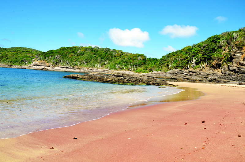 Mar azul e areia vermelha formam a paisagem exótica da Praia do Forno, em Búzios
