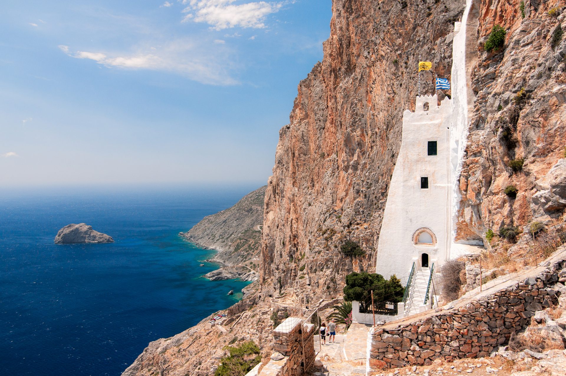 Mosteiro em penhasco e baías exuberantes são atrativos da Ilha de Amorgos, na Grécia