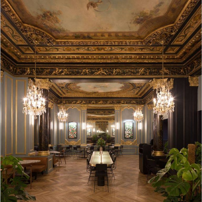Loja da Starbucks Boulevard des Capucines em Paris é a cara da riqueza