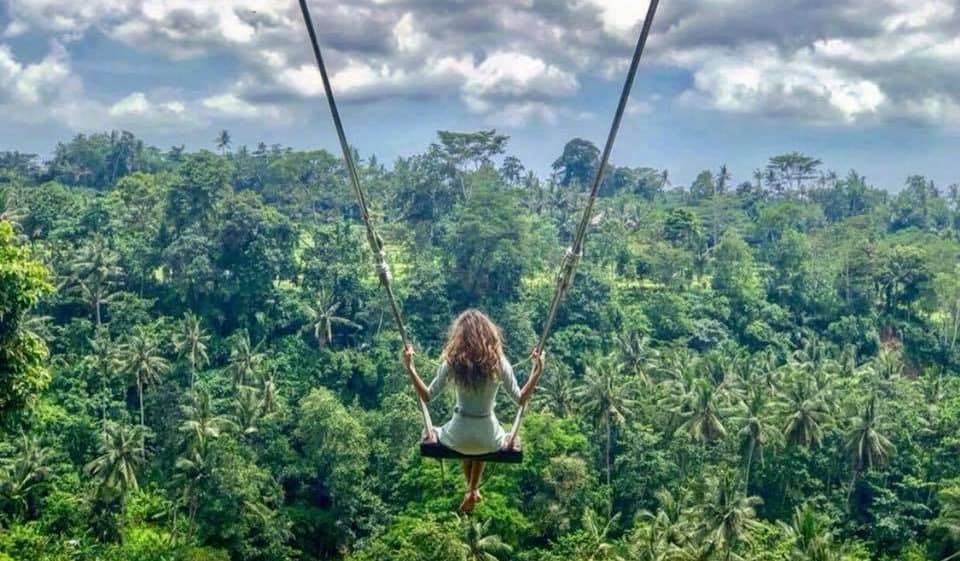 Turistas se fascinam com balanços nas alturas e ninhos “para humanos” em Bali