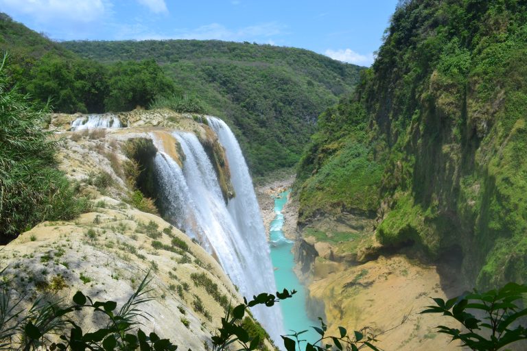 Que tal conhecer de perto a paisagem surreal da Cascata de Tamul, no México?