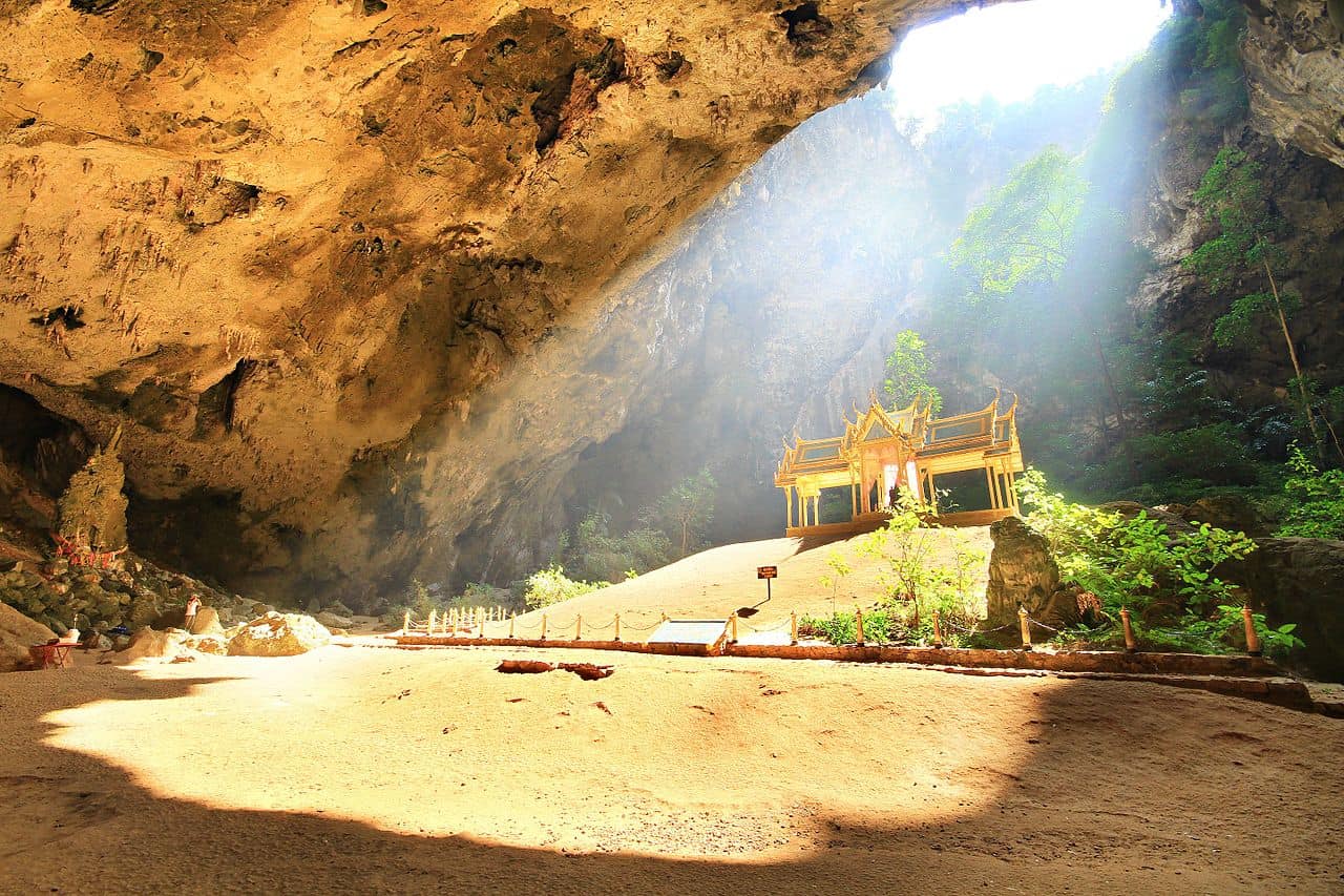 A Caverna Phraya Nakhon na Tailândia que esconde um templo incrível