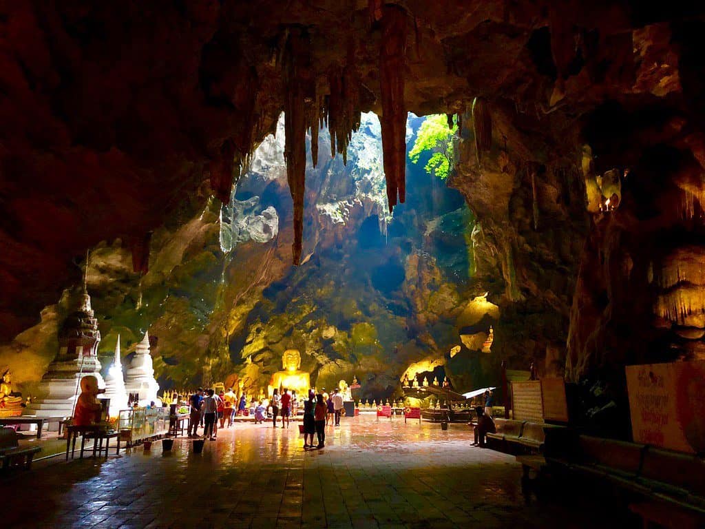A incrível Caverna Tham Khao Luang na Tailândia com um templo budista