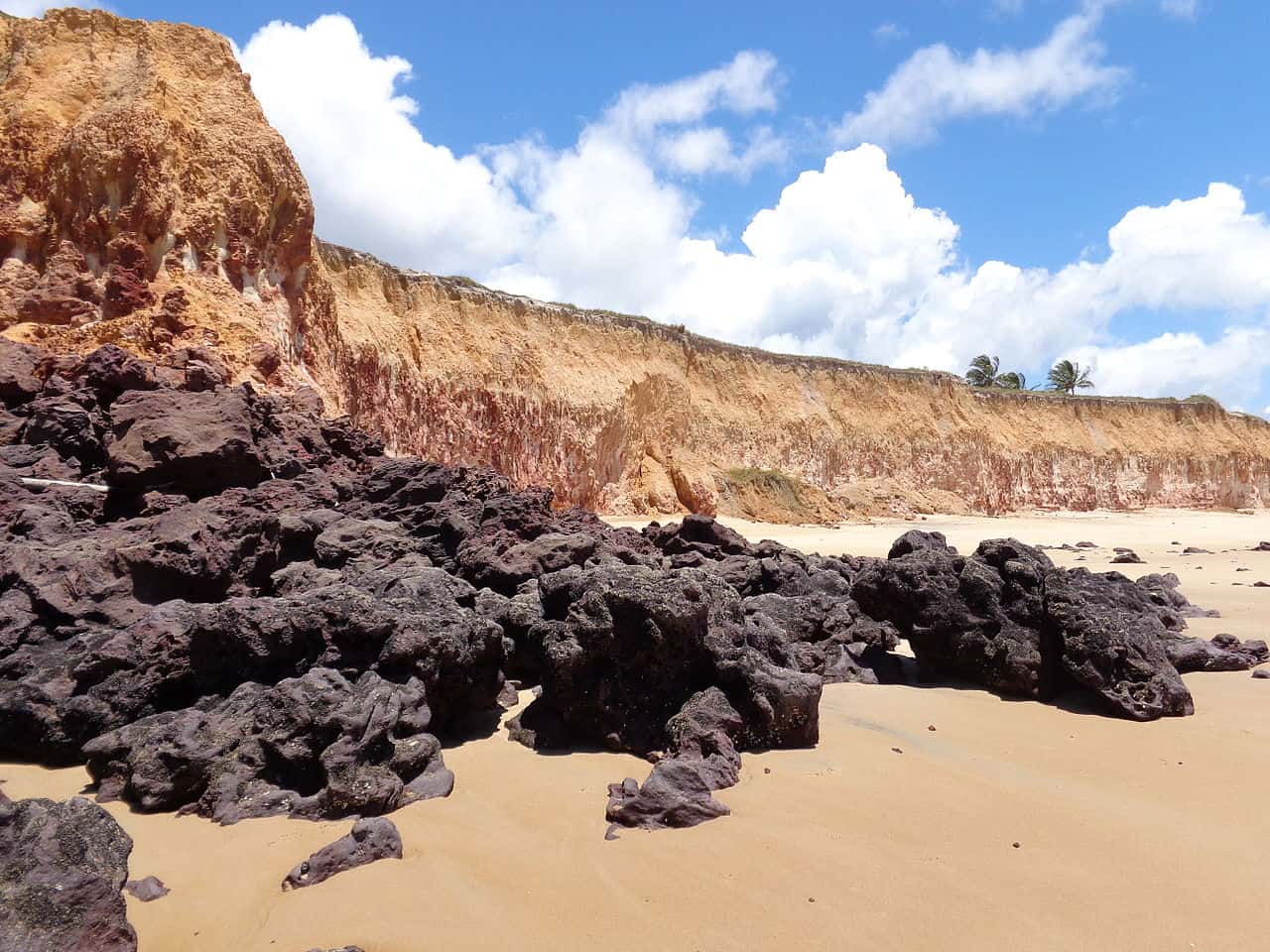 costa dourada bahia perto de itaúnas