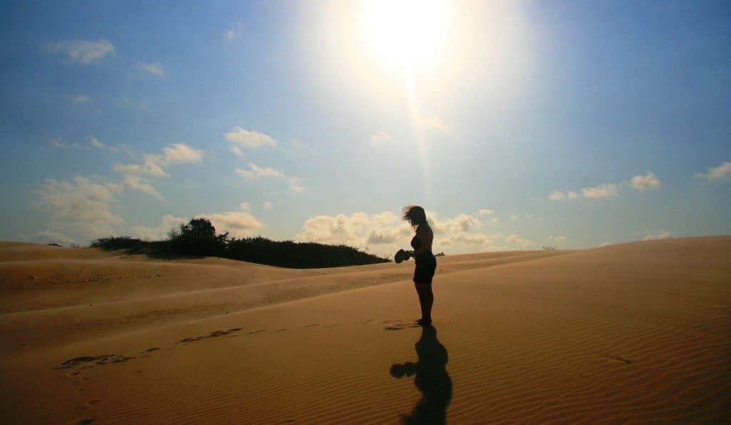 Descubra os encantos de Itaúnas, vilarejo com dunas, praias e tranquilidade