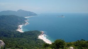 Vista da Pedra do Telégrafo, um dos mirantes que podem ser acessados por trilha na região/Foto: Wikimedia Commons