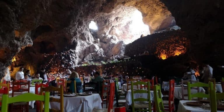 Restaurante La Gruta no México fica dentro de uma caverna com uma atmosfera mística