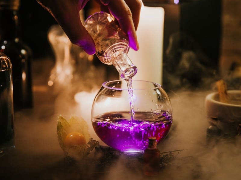 Conheça o The Cauldron, bar mágico em Londres e NYC onde os visitantes preparam suas próprias poções