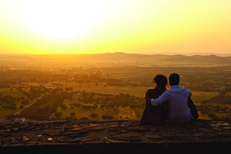 Casal vendo o pôr do sol