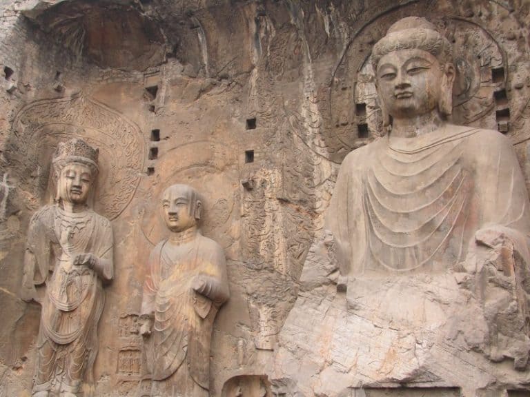 Este complexo chinês tem mais de 2 mil grutas e 100 mil estátuas de Buda esculpidas em rochas à mão!