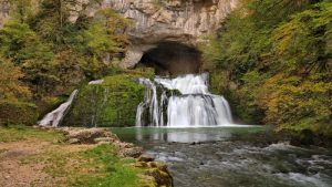 Descubra os encantos de Nans-sous-Sainte-Anne, região francesa com trilhas e cachoeiras