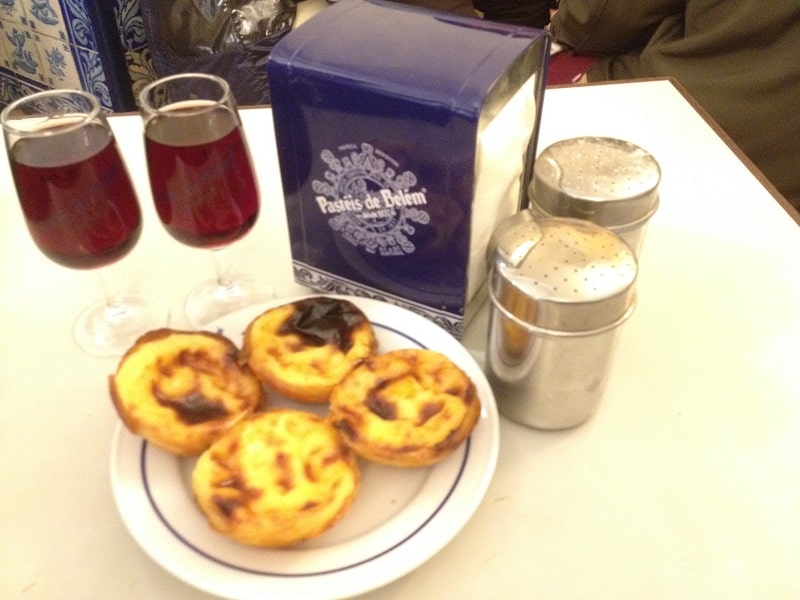 4 Pastéis de Belém acompanhados de duas taças de vinho do porto