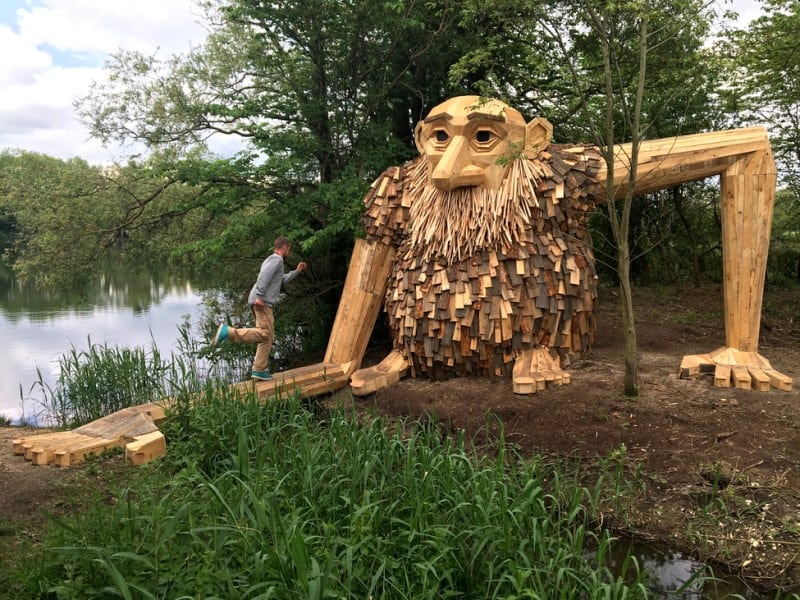 esculturas gigantes de madeira