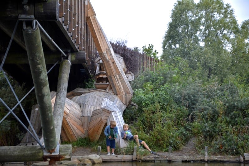 esculturas gigantes de madeira