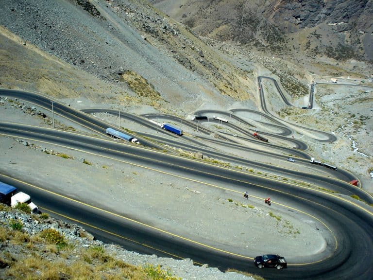 Estrada de Los Caracoles: trecho incrível e cheio de curvas entre Santiago e Mendoza
