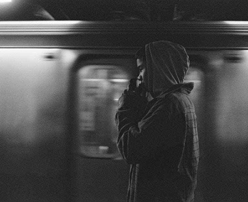 Jovem esperando o trem