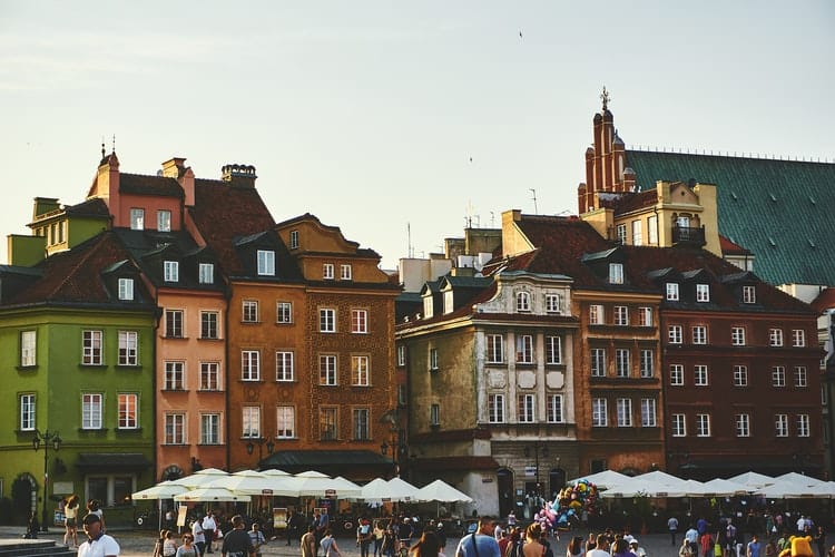Praça histórica em Varsóvia, na Polônia