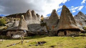 Conheça Pampachiri, um bosque de pedras no Peru que parece com a aldeia dos Smurfs