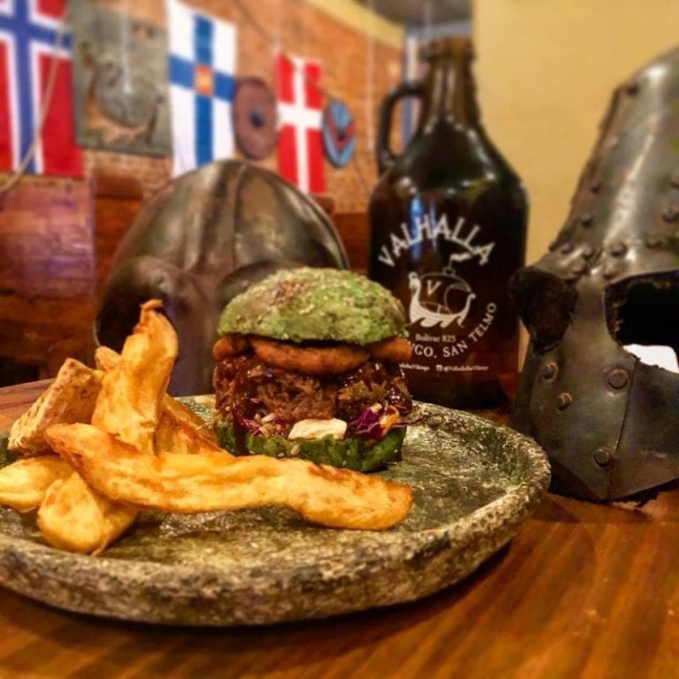 Valhalla Bar Viking Em Buenos Aires Serve Drink