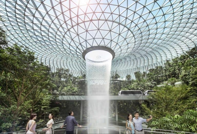 O incrível Aeroporto de Singapura tem até parque temático e cinema 24 horas