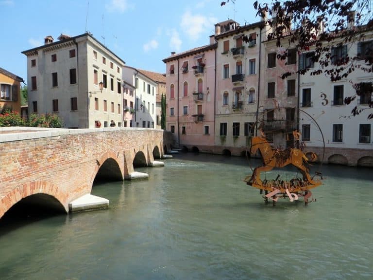 Treviso: cidade cheia de canais, pontes e palácio na Itália conhecida como Pequena Veneza